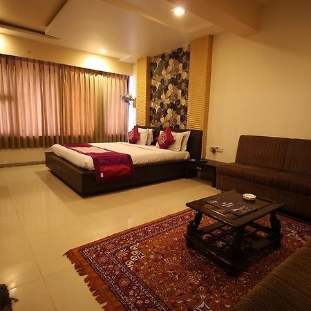 Oyo Premium Law Garden C G Road Hotel Ahmedabad Exterior foto