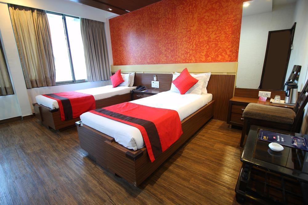 Oyo Premium Law Garden C G Road Hotel Ahmedabad Exterior foto