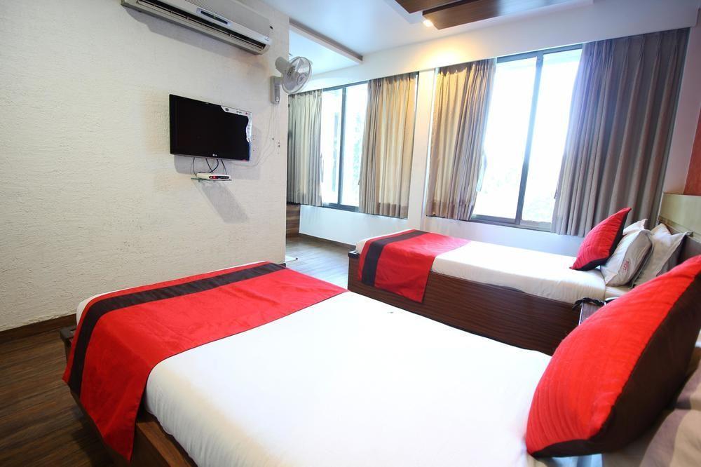 Oyo Premium Law Garden C G Road Hotel Ahmedabad Exterior foto