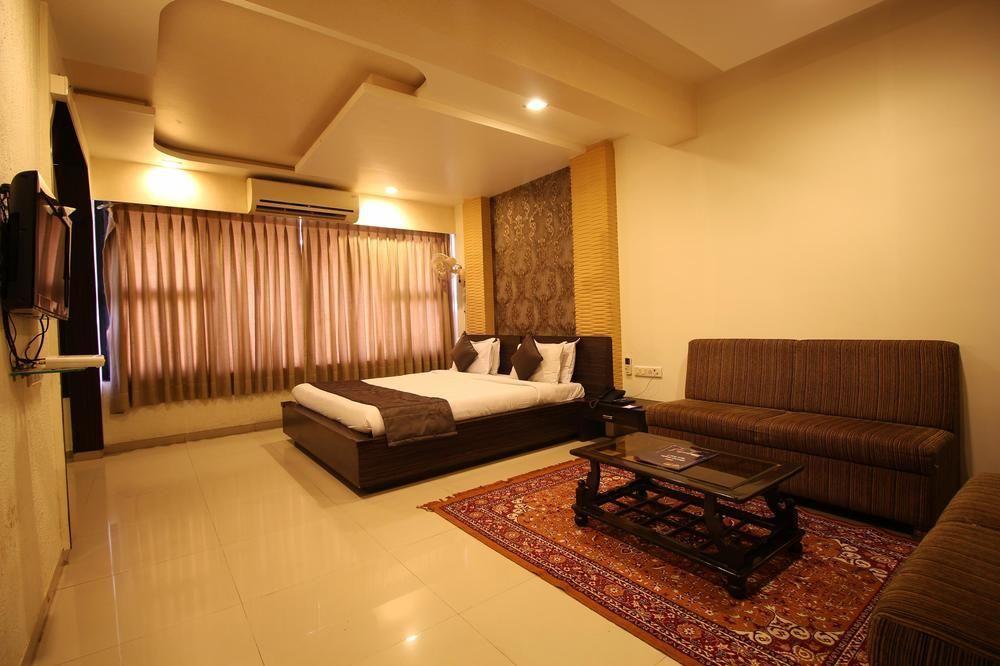 Oyo Premium Law Garden C G Road Hotel Ahmedabad Exterior foto