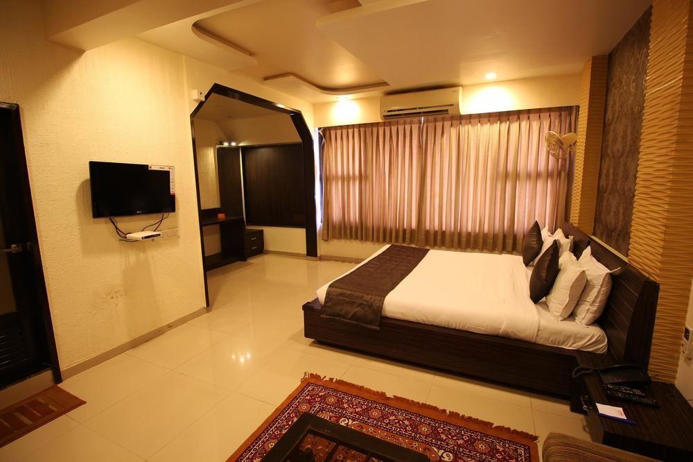 Oyo Premium Law Garden C G Road Hotel Ahmedabad Exterior foto