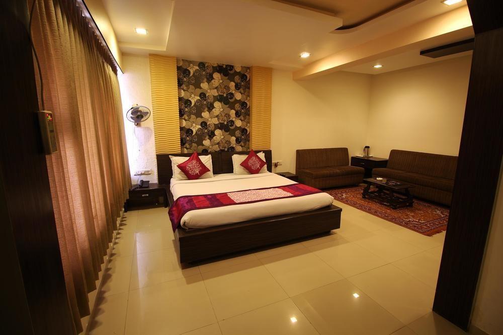 Oyo Premium Law Garden C G Road Hotel Ahmedabad Exterior foto