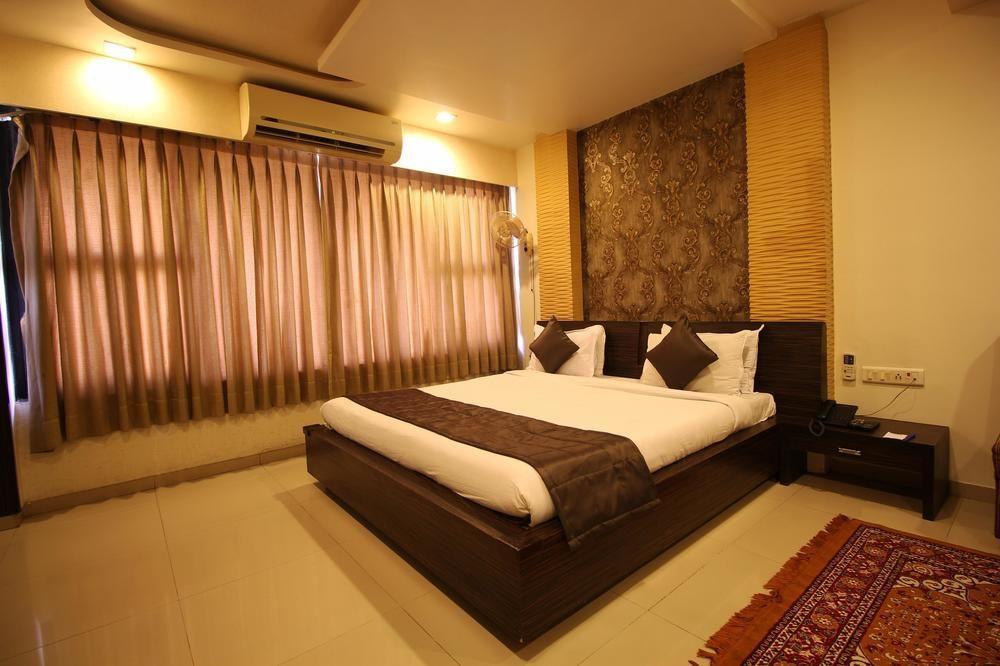 Oyo Premium Law Garden C G Road Hotel Ahmedabad Exterior foto