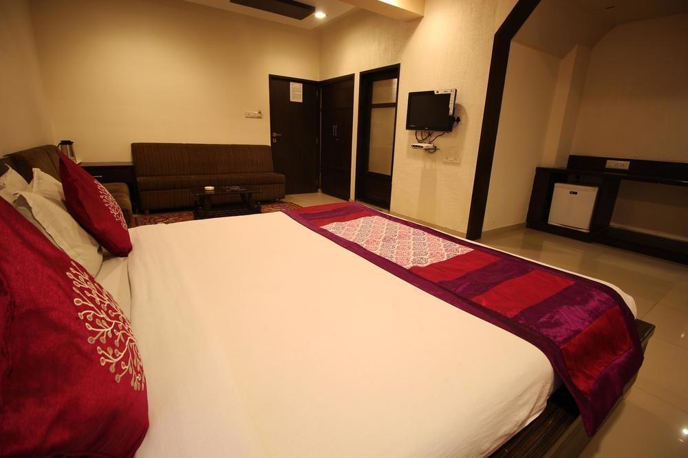 Oyo Premium Law Garden C G Road Hotel Ahmedabad Exterior foto