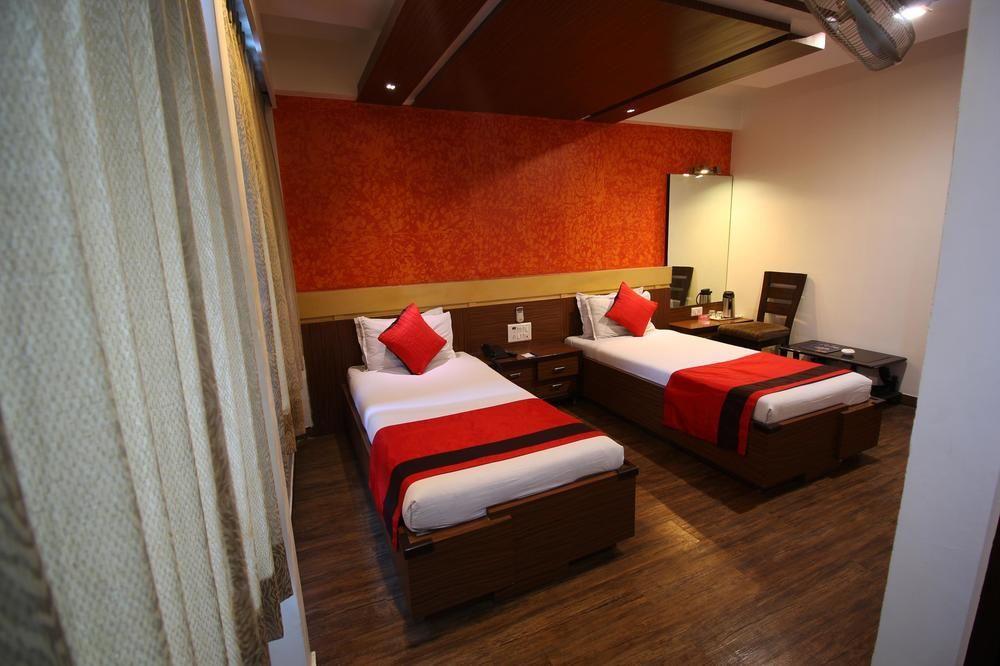 Oyo Premium Law Garden C G Road Hotel Ahmedabad Exterior foto